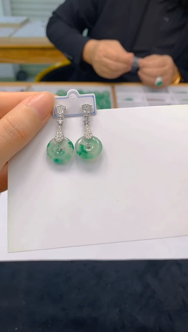 【闪购商品】石英质玉耳钉合金055