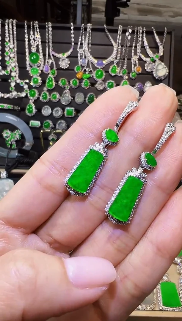 18K金镶嵌翡翠耳饰无事牌