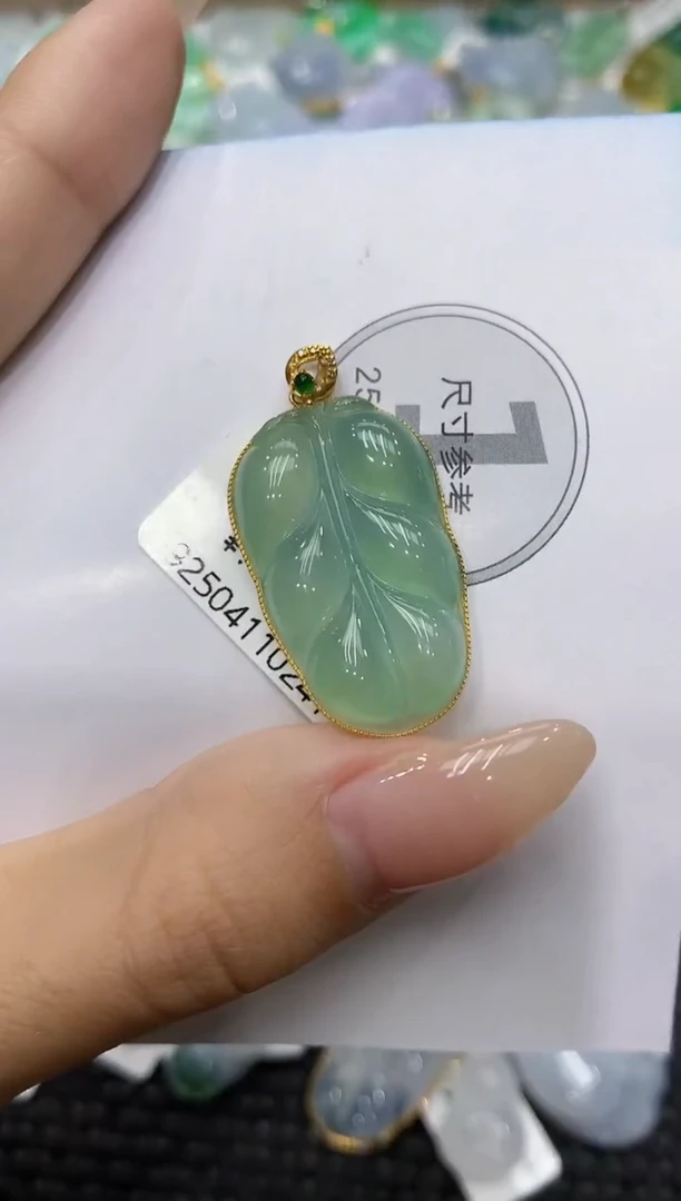 颈饰18K金镶嵌翡翠111111111111