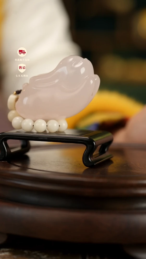 云南石云南粉冻：樱花粉玉兔拜月手把件