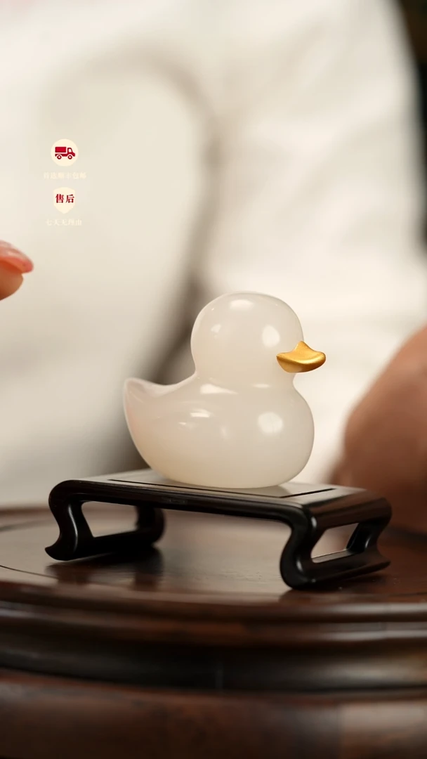 云南石荔枝白雕刻：快乐鸭摆件