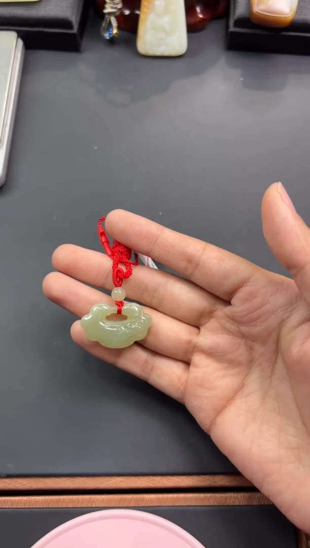 【闪购商品】和田玉吊坠(赠链)未镶嵌且末微色差近矿吊坠