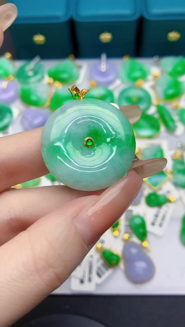 颈饰18K金镶嵌翡翠缅甸天然翡翠A货