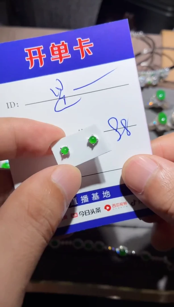 翡翠银S925镶嵌耳饰是*啊向 是曌啊