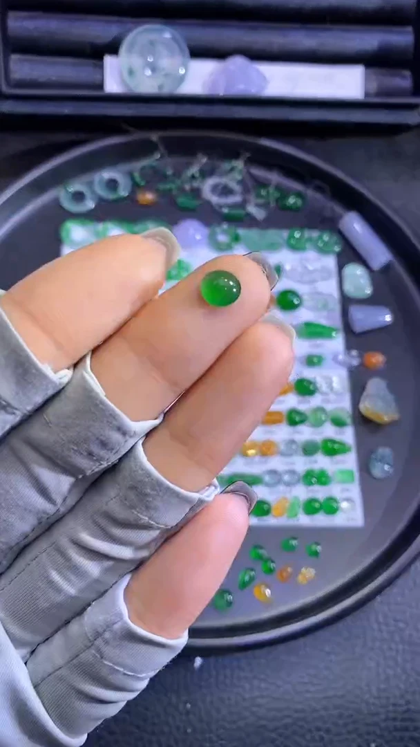 未镶嵌挂件翡翠蛋面