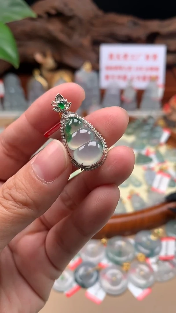 【闪购商品】翡翠吊坠(不含链)18K金镶嵌豆子