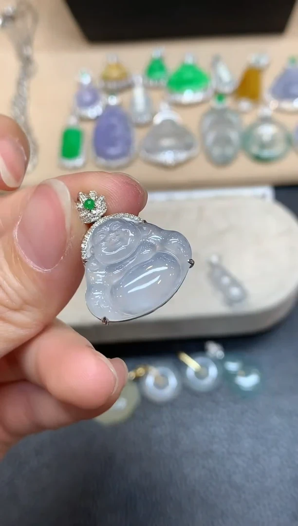 颈饰18K金镶嵌翡翠佛公【无服务费