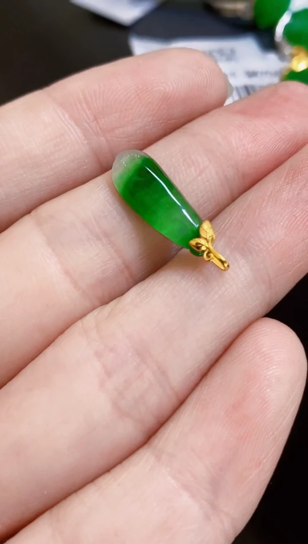 颈饰18K金镶嵌翡翠吊坠