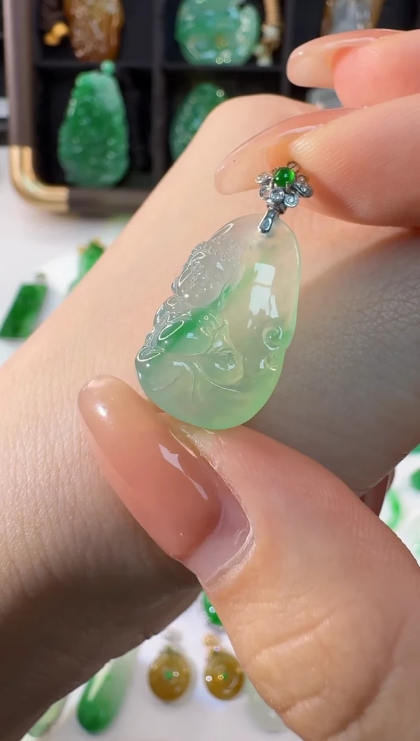 颈饰18K金镶嵌翡翠缅甸A货翡翠