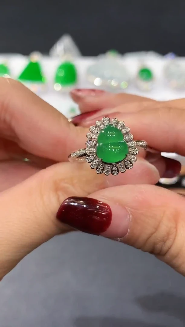 18K金镶嵌戒指翡翠多样性发其一