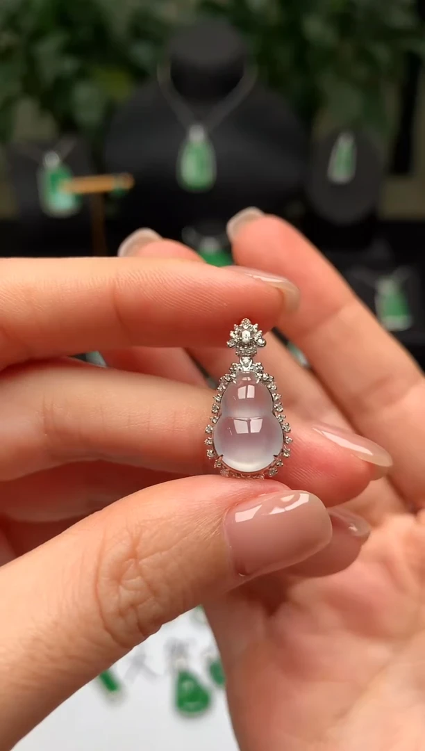 颈饰18K金镶嵌翡翠葫芦