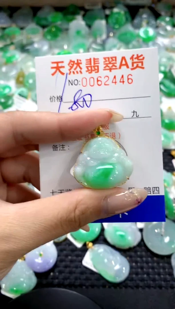 翡翠18K金镶嵌颈饰1111111111111111