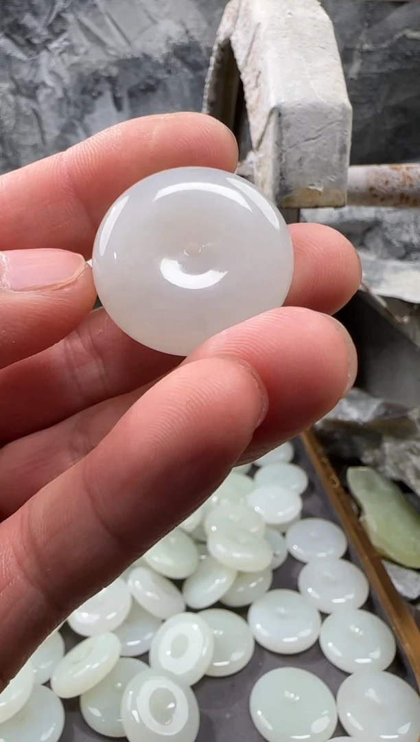 和田玉未镶嵌颈饰吊坠