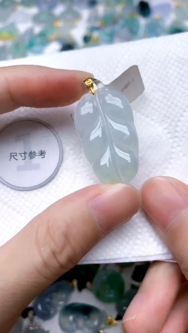 颈饰18K金镶嵌翡翠天然A货翡翠