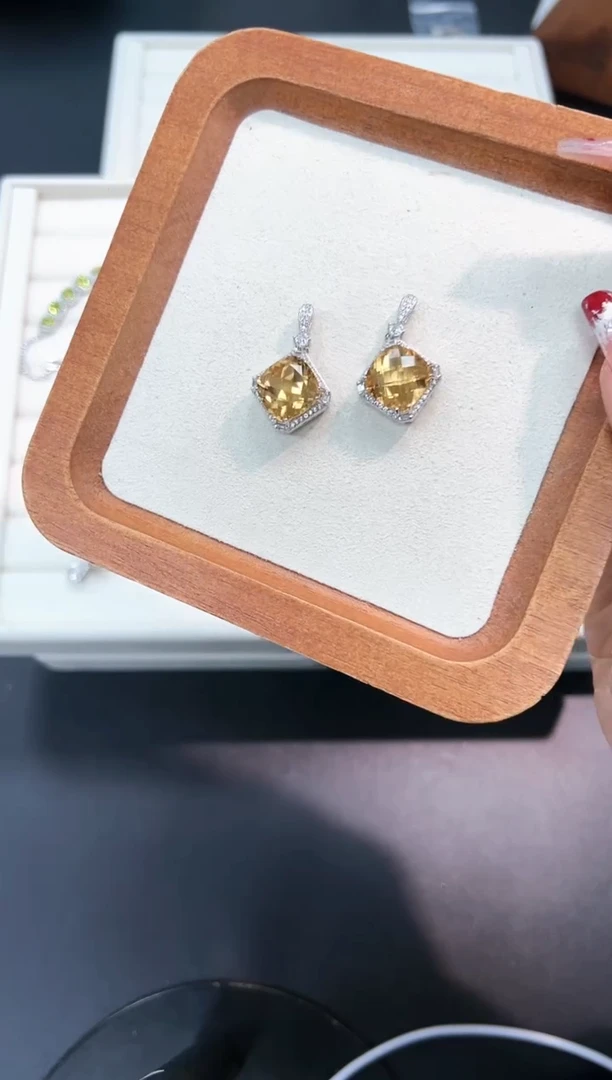 【闪购商品】黄晶吊坠(不含链)银S925镶嵌20l多样性发其一/1个