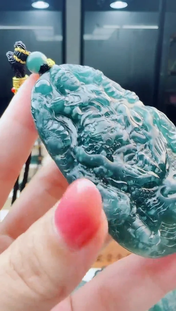 翡翠未镶嵌颈饰多样性发货其中一件