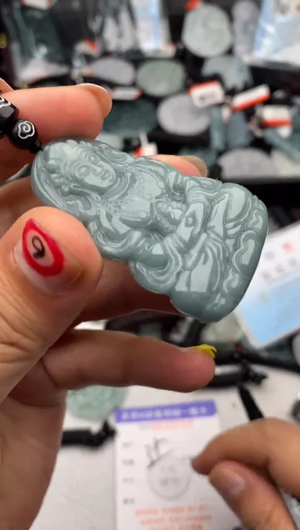 翡翠未镶嵌颈饰多样性发其一