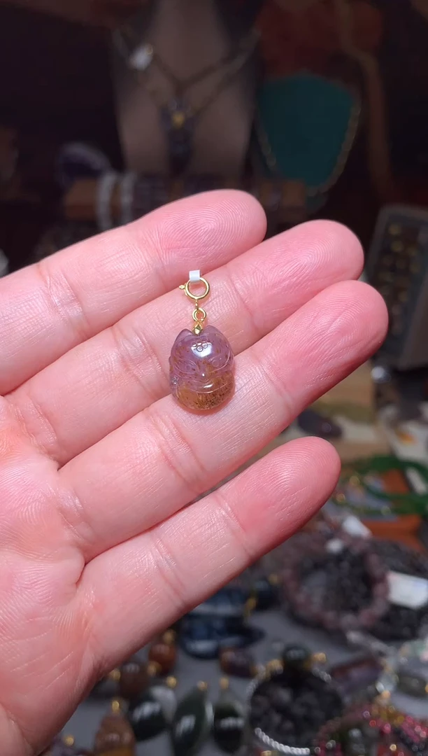 水晶珠宝半成品未镶嵌极光紫钛大头狐，多样性