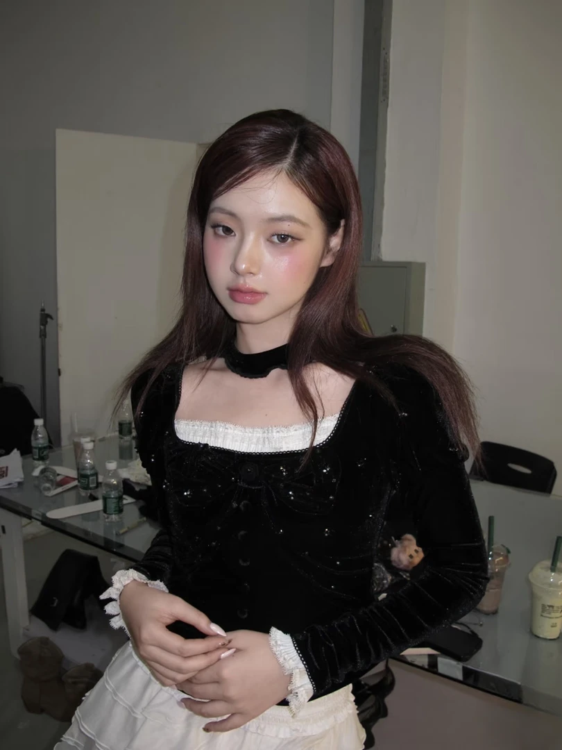 洋气百搭上衣赫本风优雅丝绒大方领宫廷风长袖上衣女2025冬季新款