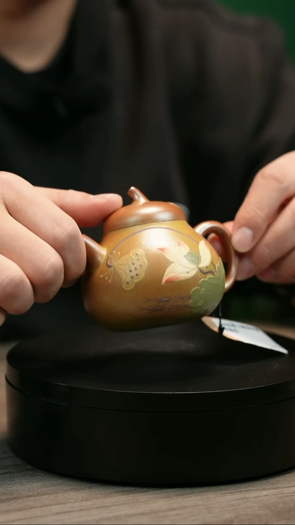 茶壶紫砂靔**镹H2435李小琴堆绘莲花茄瓜