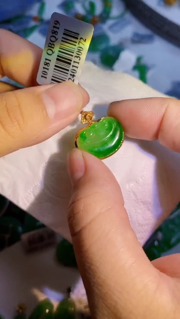 翡翠18K金镶嵌颈饰如意