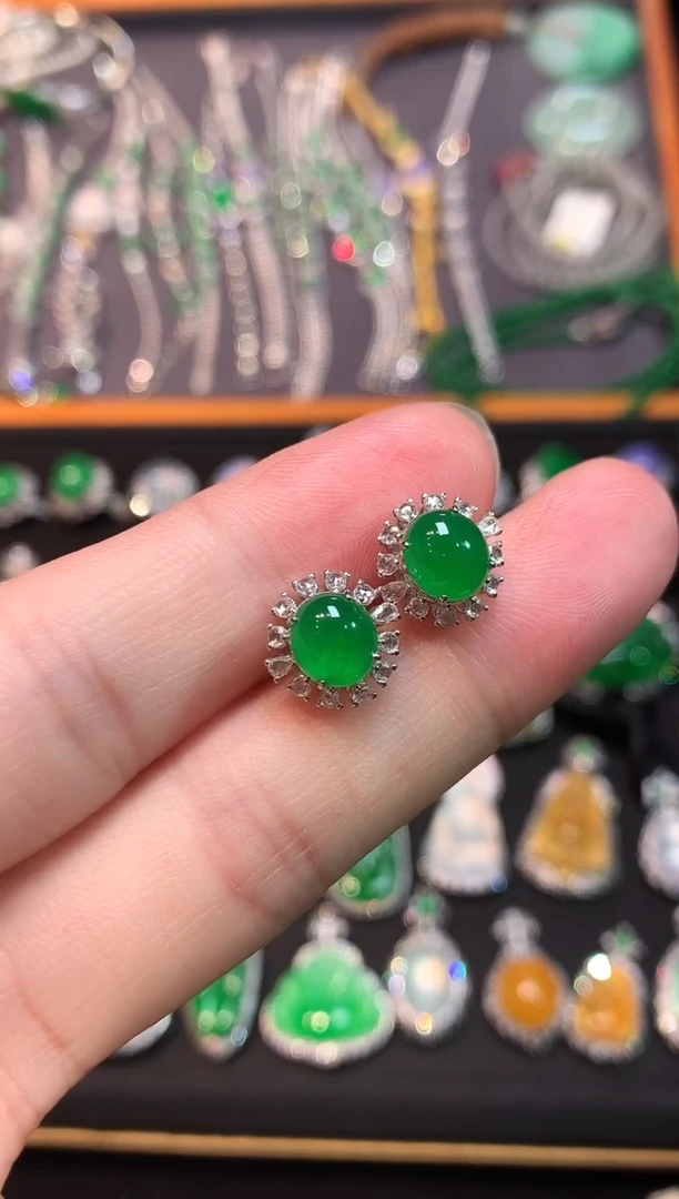 18K金镶嵌翡翠耳饰高冰正阳满绿蛋面耳钉