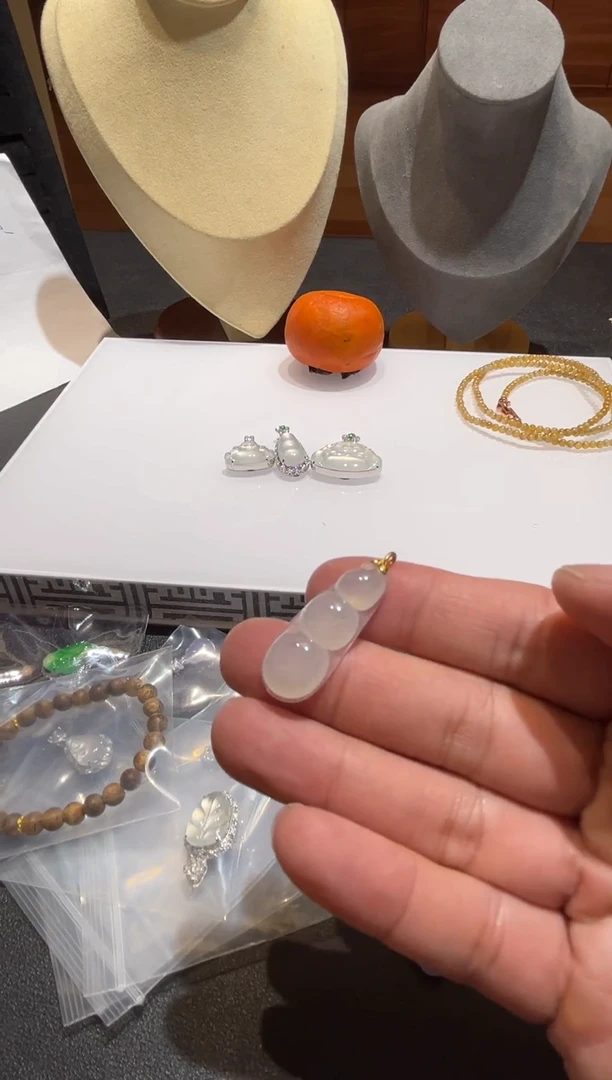 颈饰18K金镶嵌翡翠翡翠A货 闪购多样性