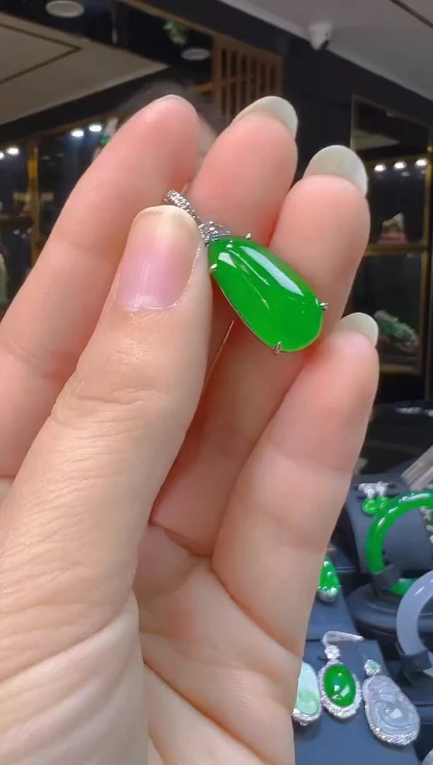 吊坠(赠链)银S925镶嵌翡翠025(多样性发货发其一)