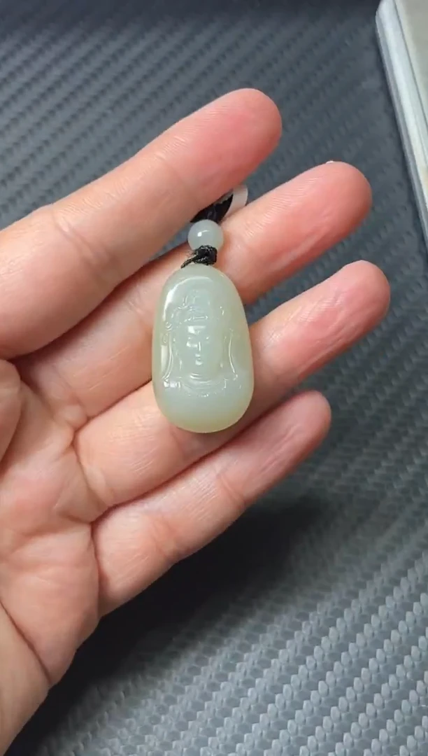 吊坠(赠链)未镶嵌和田玉且末近矿微色差吊坠