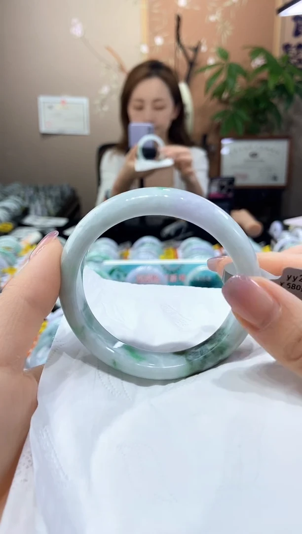 翡翠手镯未镶嵌5758圈口（默认有纹裂）