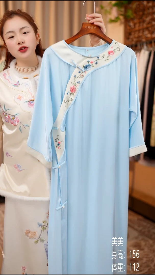 织绣蓝色连衣裙