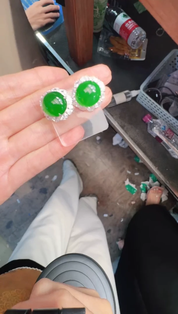 未镶嵌定制翡翠A货有轻微色差属于正常现象，耳钉1