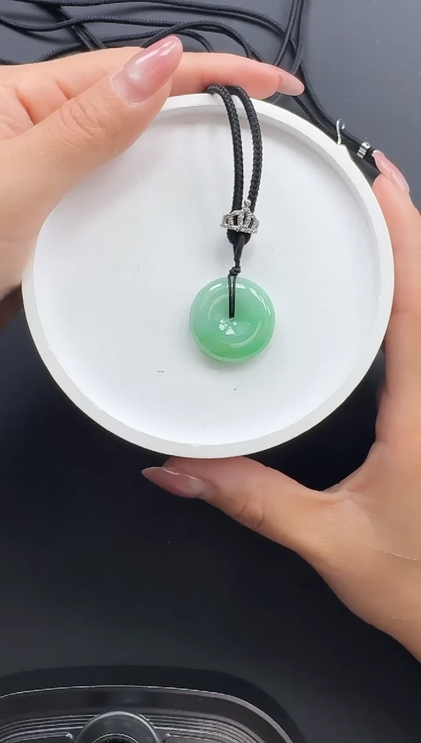 翡翠未镶嵌颈饰平安扣