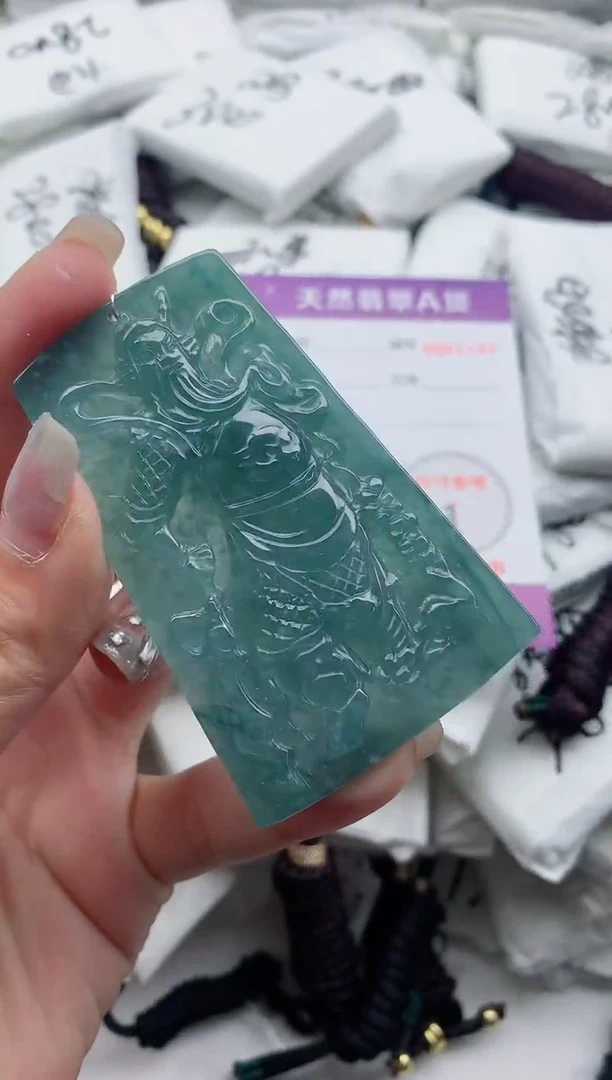 翡翠未镶嵌颈饰·