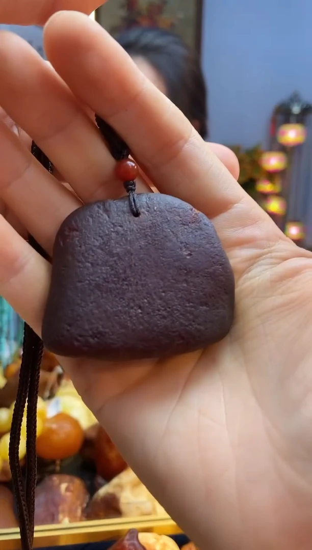 未镶嵌颈饰琥珀吊坠