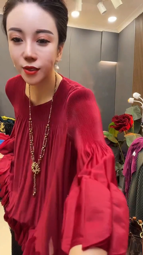 聚酯纤维（涤纶）红色花瓣衫