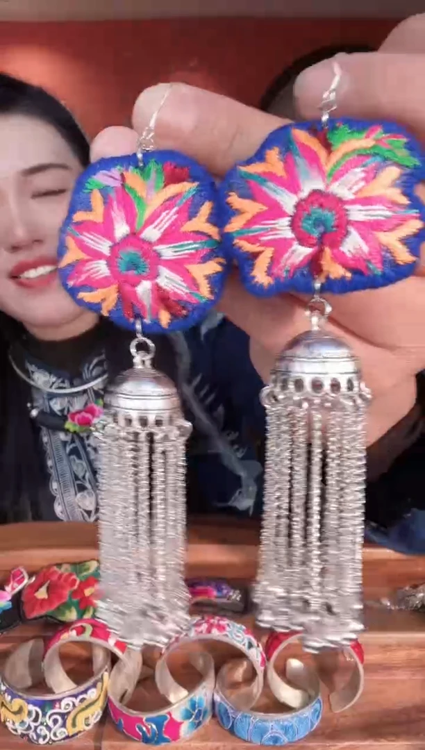 织绣非遗手工苗绣饰品77