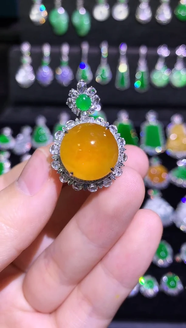 颈饰18K金镶嵌翡翠高冰玻黄翡蛋面两用款