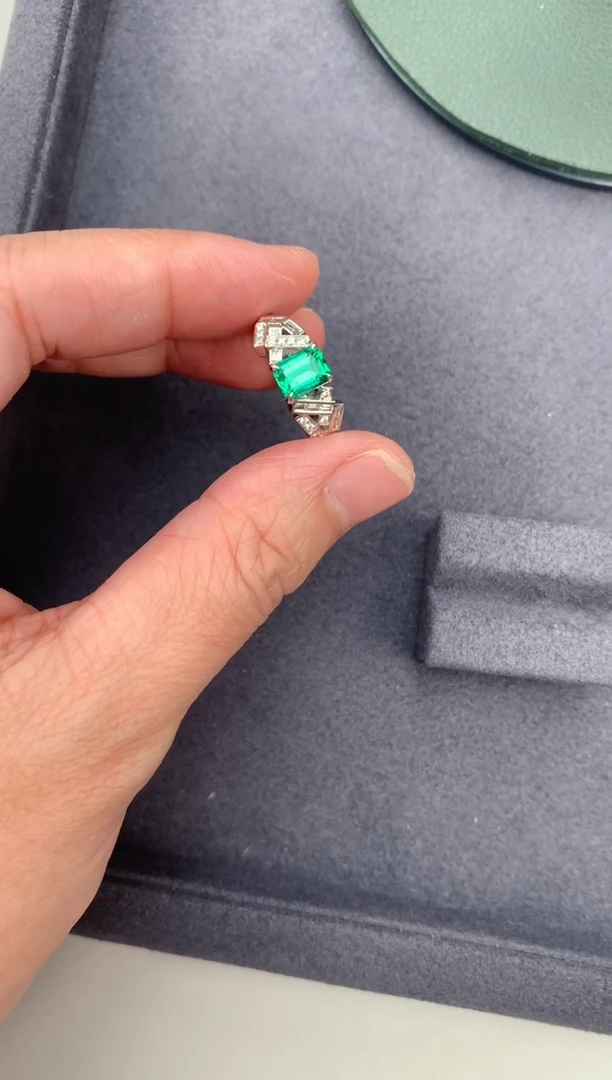 【闪购商品】祖母绿戒指18K金镶嵌81分祖母绿戒指