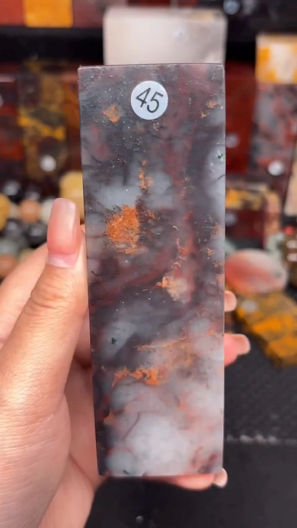 玉桂林鸡血玉摆件 编号：45