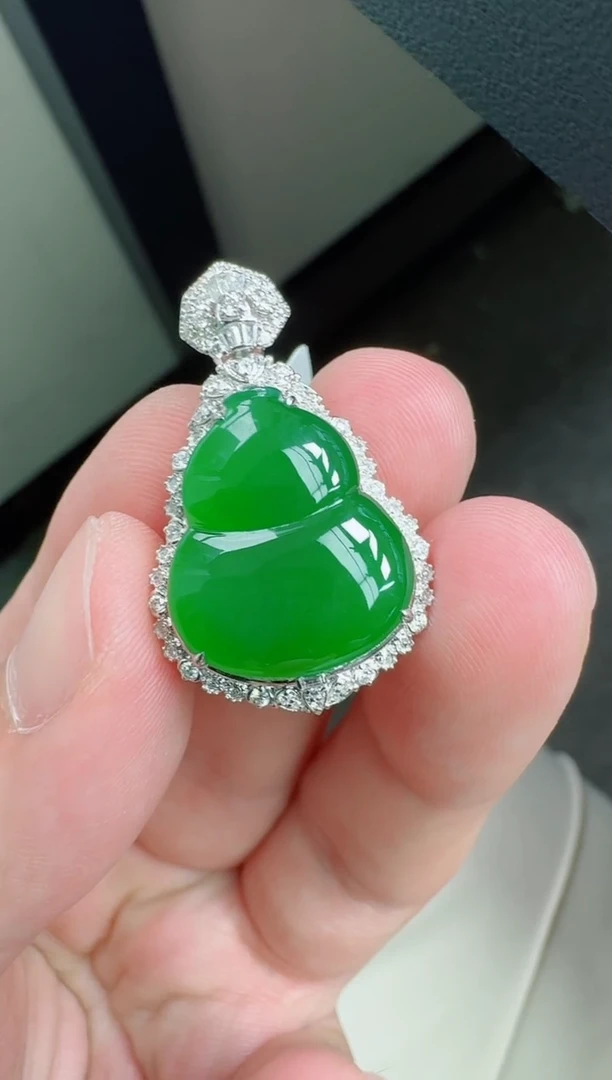 颈饰18K金镶嵌翡翠寄售回流，24小时鉴赏期