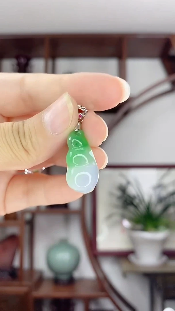 翡翠未镶嵌吊坠(赠链)福豆D4