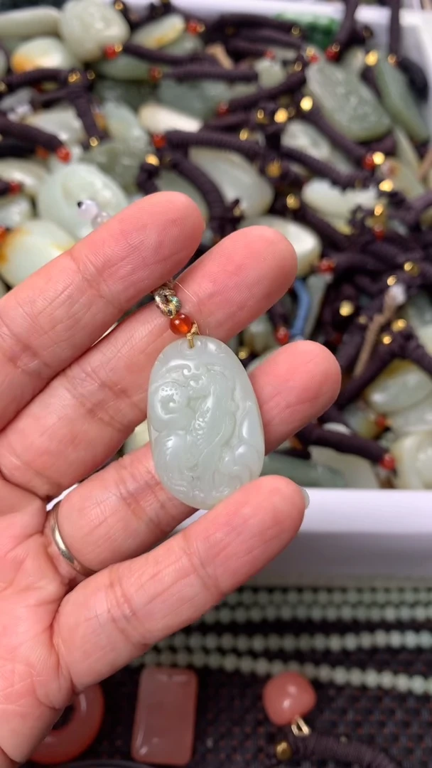 【闪购商品】和田玉颈饰未镶嵌多样性发货没有证书.拍一发一，有瑕