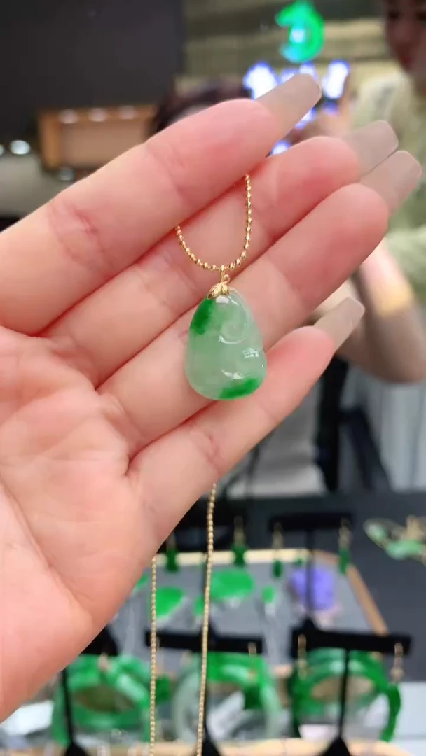 翡翠未镶嵌颈饰赠礼盒证书