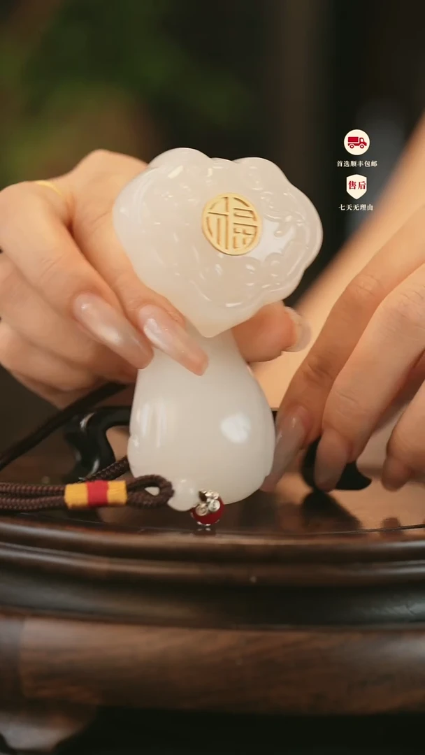 云南石荔枝白雕刻：镶嵌福字如意手把件摆件
