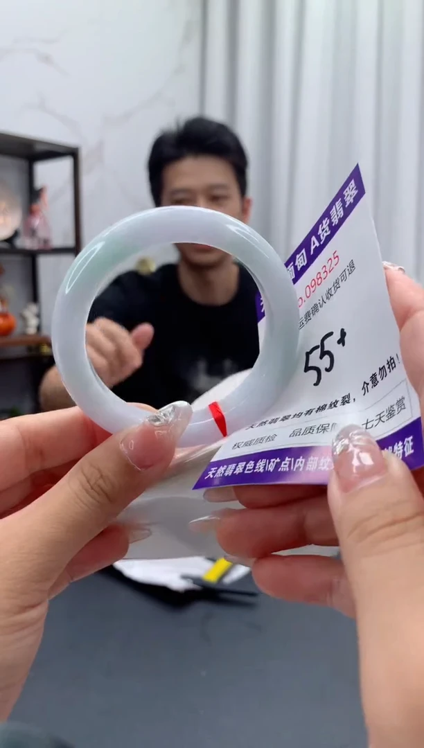 未镶嵌手镯翡翠有纹，完美者勿拍