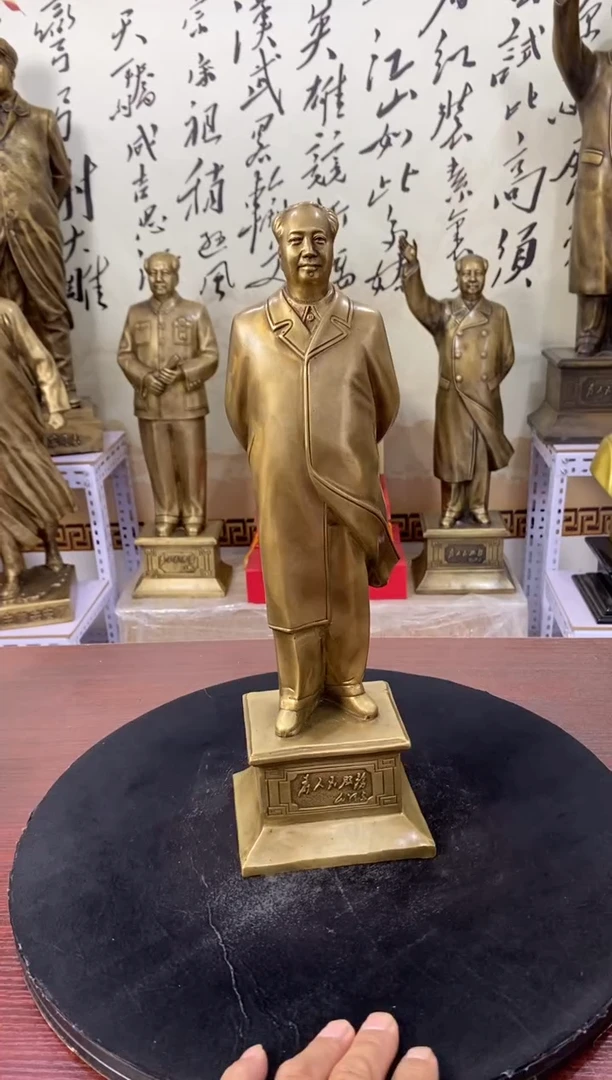 39背手人物黄铜摆件