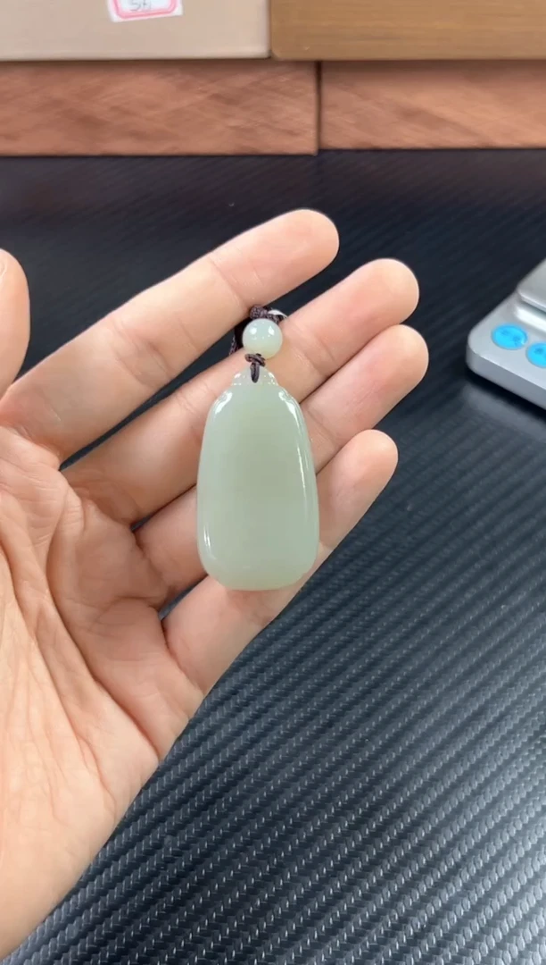 吊坠(赠链)未镶嵌和田玉且末微色差近矿s