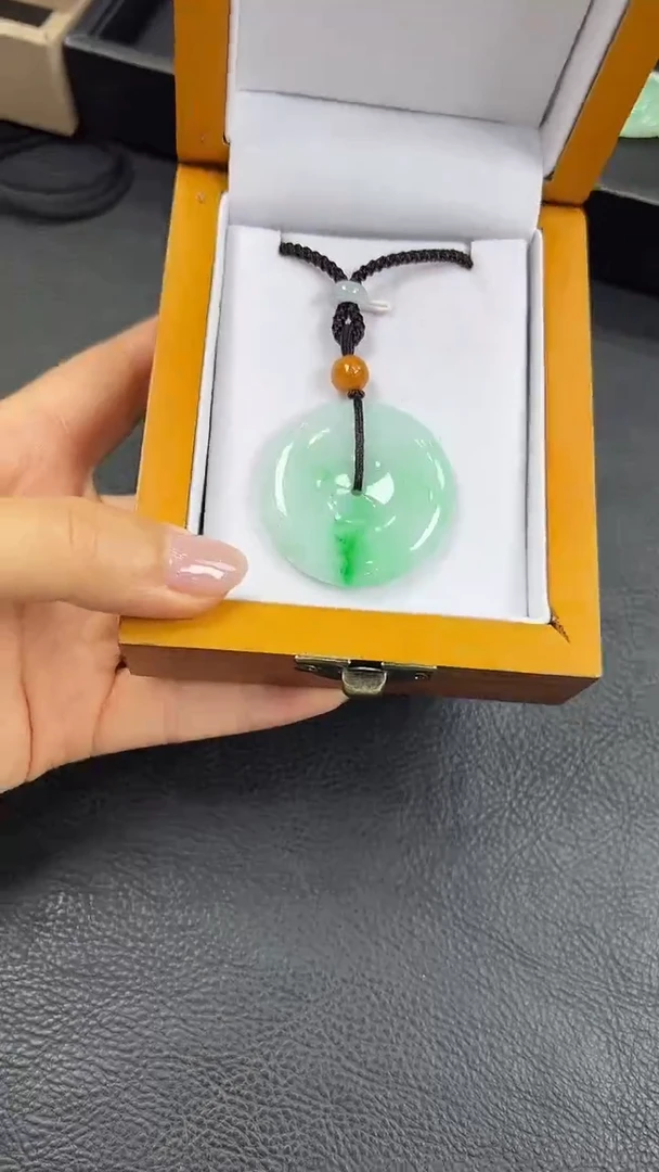 翡翠挂件未镶嵌平安扣