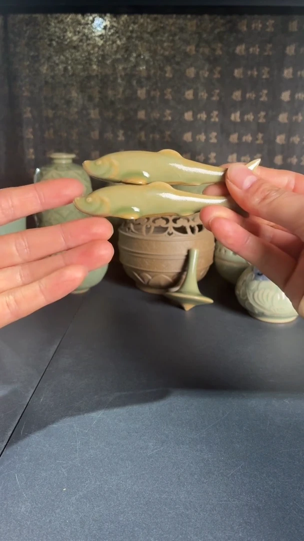 耀州窑仰山青釉小鱼微瑕一对